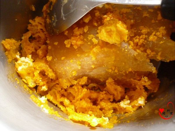 鳳梨餡與奶油和蒸好壓碎的鹹蛋黃,一點點鹽