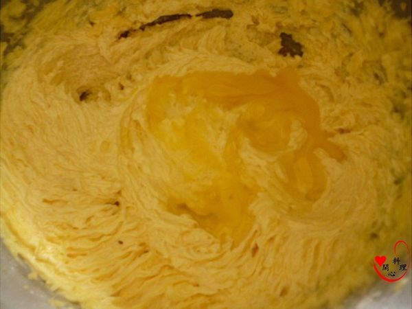 奶油和酥油攪拌至發白時,拌入糖粉,再分兩次加入雞蛋攪拌均勻