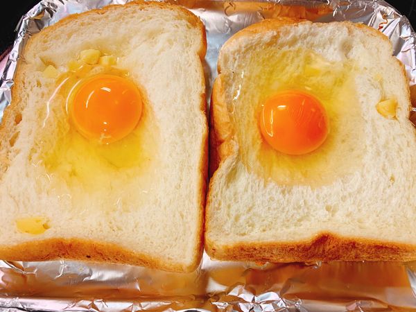 準備吐司，拿出你的萬能小湯匙把吐司中間按一個小洞，把雞蛋打在中間。