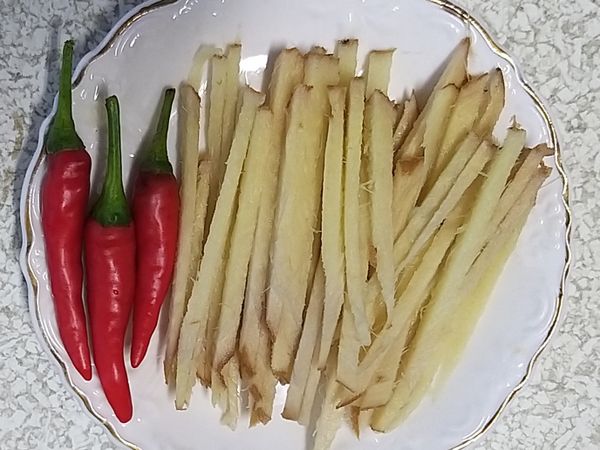 薑切絲，辣椒切花