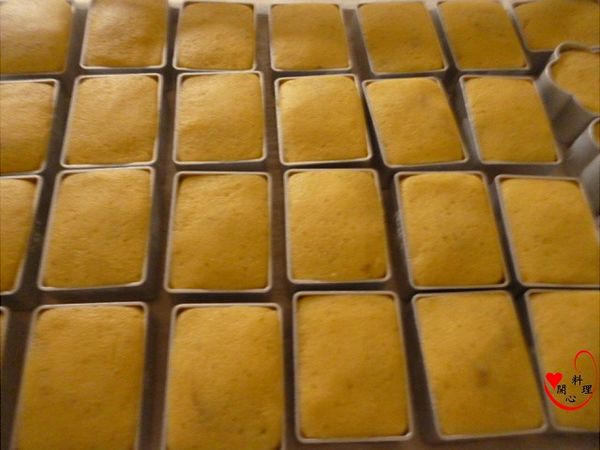 壓入模型中以190度烤約10~12分,翻面再烤約3~5分鐘(依個人烤箱溫度做調整)