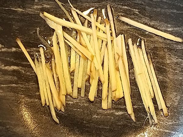 倒入橄欖油，爆薑絲