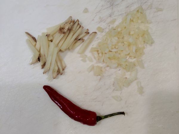 蒜頭切碎、薑切絲、小辣椒依照自己喜好怎麼切都可以