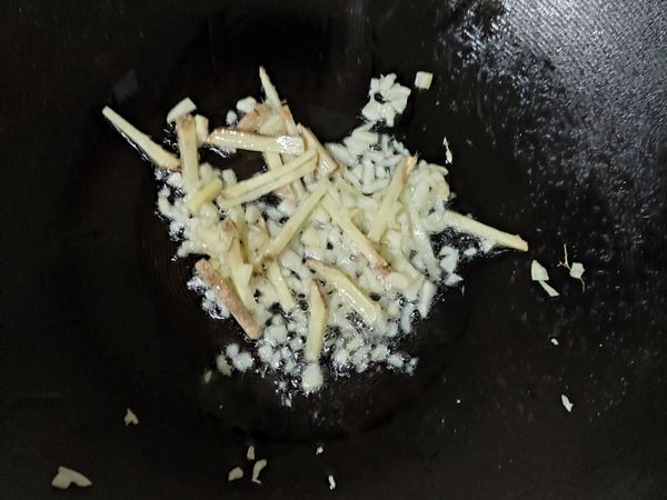 熱一大匙沙拉油，開中大火加入蒜跟薑先爆香