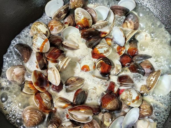 加入醬油膏拌炒，大概繞鍋子中間三圈左右~ （不用加鹽巴唷！）這時候可以加入小辣椒一起炒