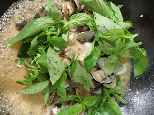 最後加入九層塔拌在一起，九層塔不用炒太久大概20秒一下就熟了，拌進去後就可以起鍋囉