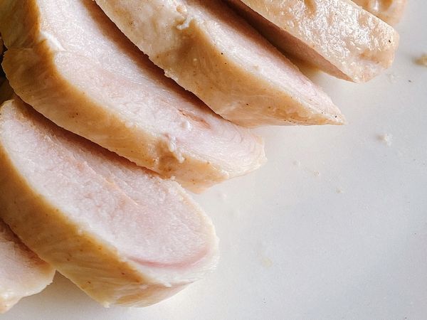 雞胸肉泡鹽巴水20分鐘以上，放入烤箱約13分鐘。

花椰菜也煮好。