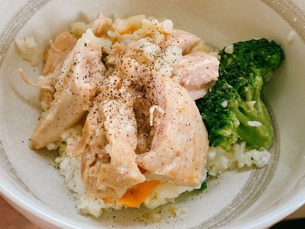 鍋子加入奶油
炒飯
加入些許牛奶
起鍋