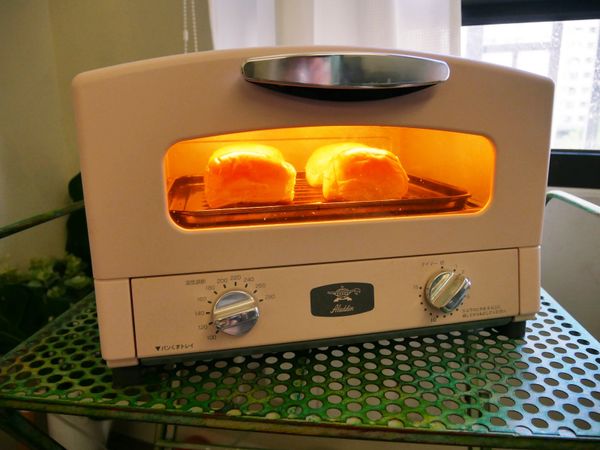 將餐包稍微剖開後以烤箱加熱。