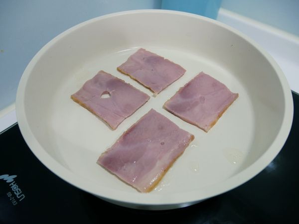 煎培根後剪出舌頭形狀。