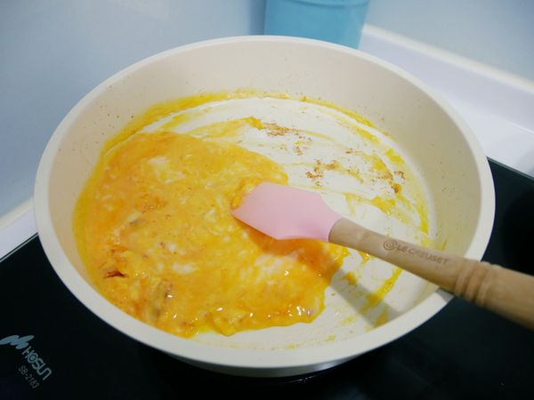 同一鍋直接炒蛋。

接著餐包內抹些許美乃滋放入生菜、炒蛋及培根，以起士片及海苔點綴眼睛、腰果插上都作惡魔角。