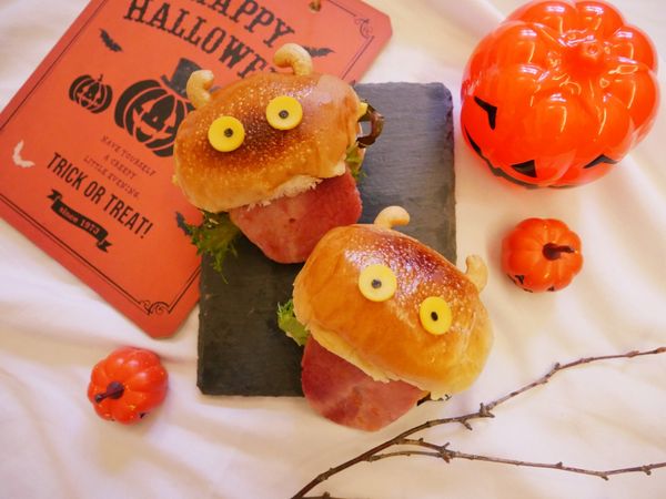 完成的「長舌怪培根堡」可愛又呆萌：）