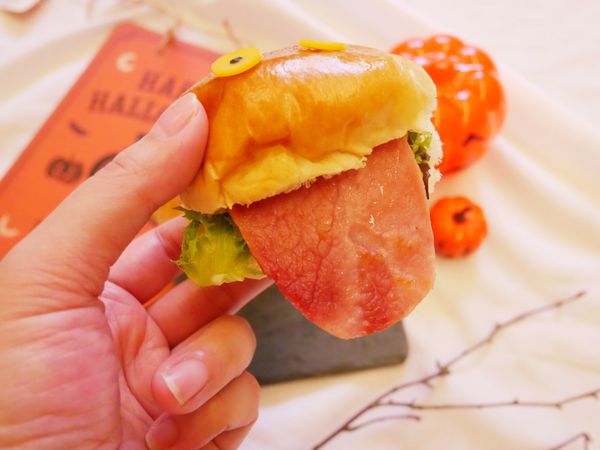 舌頭其實滿像真的耶！！一顆裡面有菜、有肉還有蛋，也算是營養滿滿啦～～