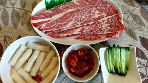 泡菜先切碎，小黃瓜切絲備用。