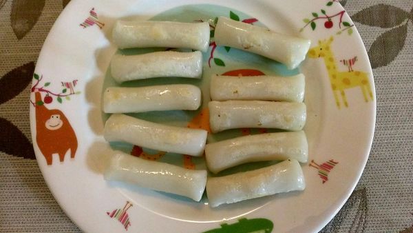 平底不沾鍋下些許油，將年糕煎軟。