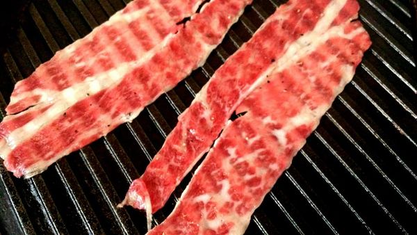 將肉灑上些許黑胡椒、海鹽，煎熟後備用。

再將肉片捲上年糕、小黃瓜，最後放上泡菜即可享用!!