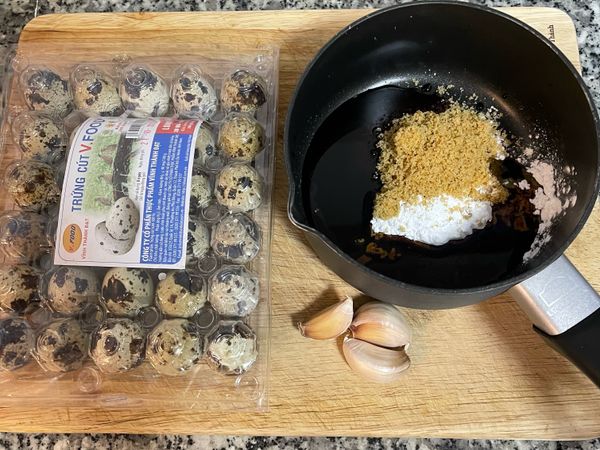 醬料除了鹽以外，全部放到小鍋中；