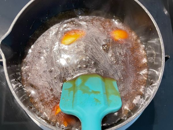 煮滾時試鹹度，以鹽調整，醬汁應屬略甜，備用；