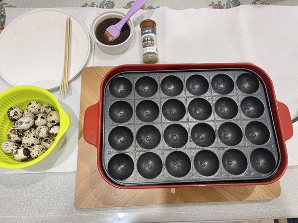 章魚燒小火加熱，刷上油；