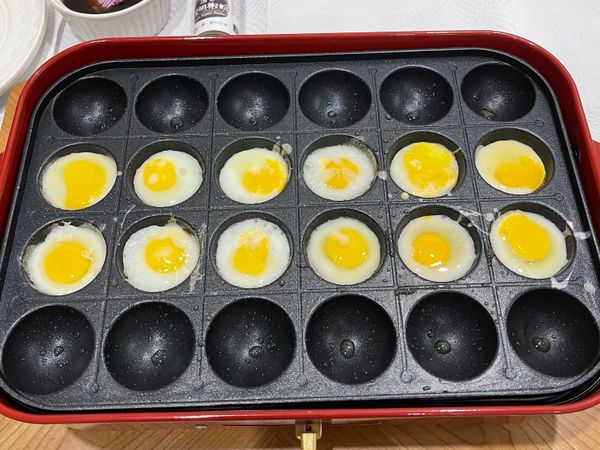 鵪鶉蛋不容易打開，可以用兩顆互撞敲裂後，再用手指捏開，放入孔洞中；