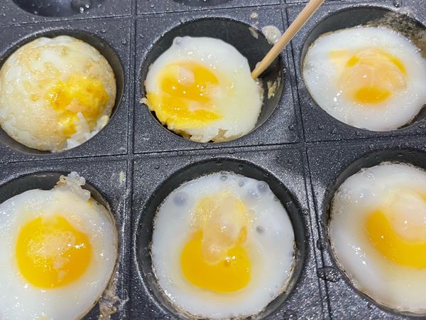 凝結後便可用竹籤先從週圍划一圈後輕鬆翻面；