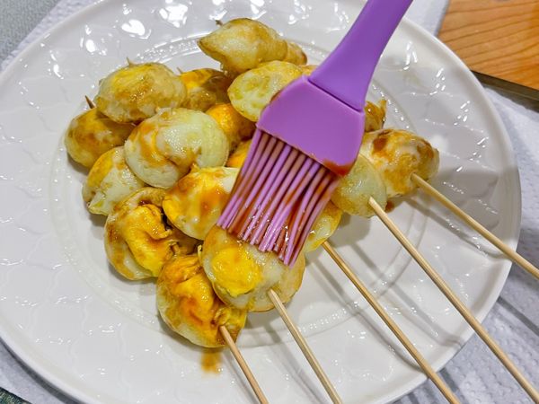 刷上醬汁後，再撒上胡椒粉即可享用。