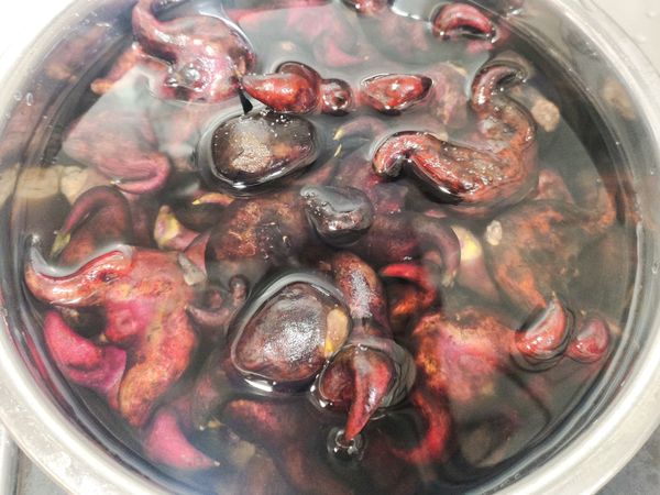 菱角清洗時建議帶上手套以免刺傷，菱角需要多清洗幾次才能洗的比較乾淨。