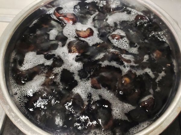 1.清洗好的菱角放入乾淨的鍋子裡，水要淹過菱角。
2.接著開火煮沸，蓋鍋蓋轉小火煮20分，悶20分。
3.撈出菱角不要泡在水裡，等水分散了口感比較乾爽，食用時可以沾蒜蓉醬油就很美味。