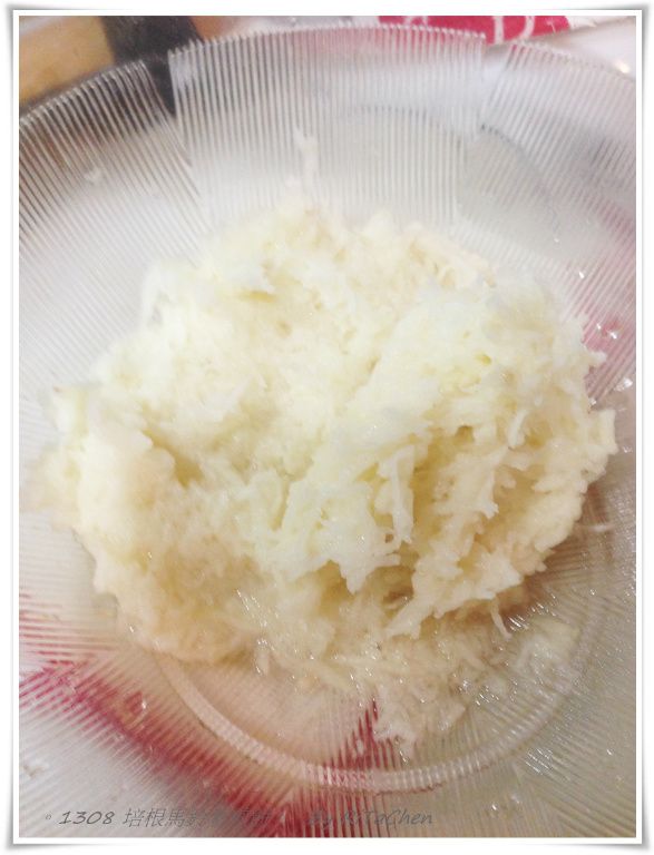 馬鈴薯刨細絲，備用。
培根先煎後，切小丁備用。
用煎培根的剩油炒洋蔥丁，起鍋備用。