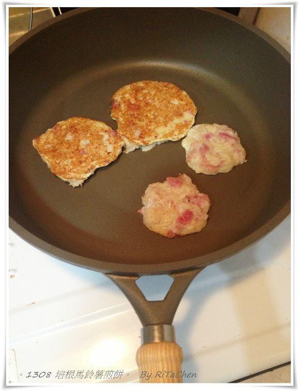 開火，煎至二面至金黃色，即可!!