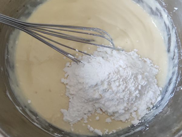 加玉米澱粉拌均勻