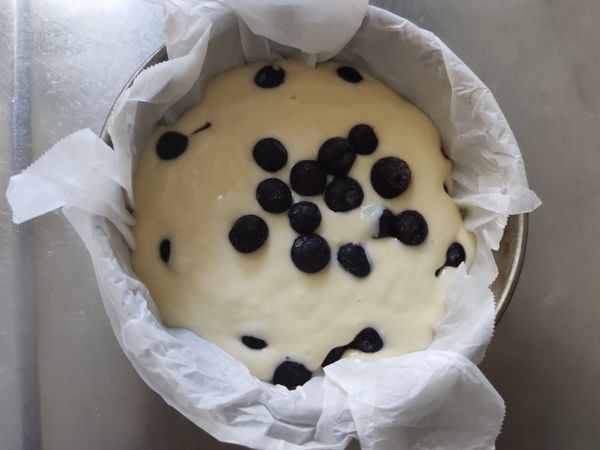 先倒入一半麵糊，放2/3藍苺再倒剩下的妃，放1/3做裝飾180度30分轉200度10分（上色用）