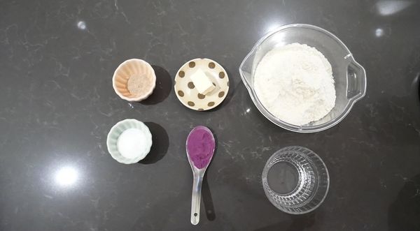 備料
將高筋麵粉、酵母、糖、鹽，依序放入鋼盆內
紫薯粉加水調勻後，加入乾料內開始攪拌