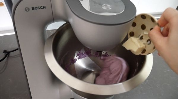 成團後加入軟化無鹽奶油
攪打到光滑不黏手
蓋上保鮮膜靜置發酵一小時、或體積一倍大