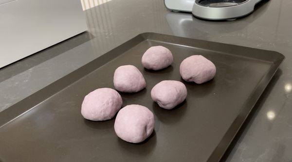 麵糰發酵一倍大後完成，用刮板分切成六等份
滾圓收口朝下，鬆弛15分鐘