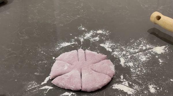 將麵團輕壓排氣，擀成圓形
用刮板切出如圖片的樣子