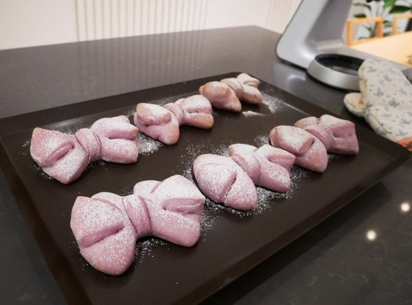 烤箱預熱170度10分鐘，入爐前撒上高筋麵粉(份量外)
烘烤10分鐘後蓋上鋁箔紙(防止過度上色)
再繼續烘烤10分鐘即完成
(總共烘烤時間為20分鐘)