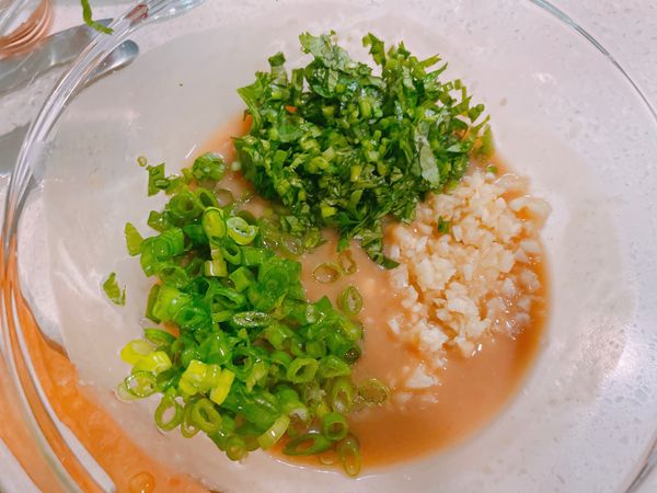 加入蒜末、香菜末和蔥花拌勻