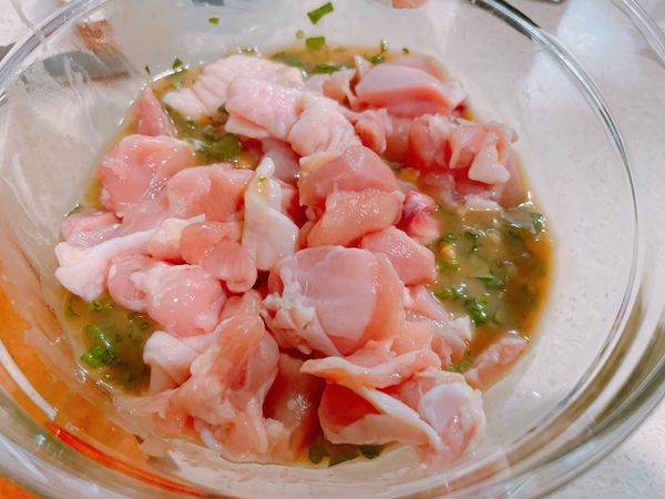 加入雞腿肉切丁