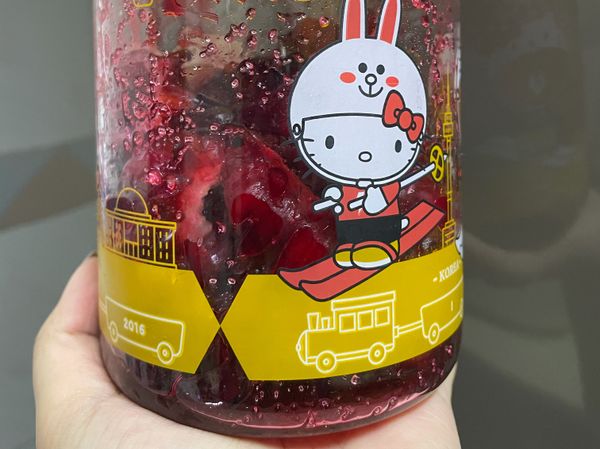 一層洛神一層糖 弄好後整體搖一搖
搖均勻
然後蓋緊蓋子放室溫等待砂糖融化

因為我只有一點點的洛神
一人份而已
所以弄起來很少不多
吃完再弄更新鮮😁