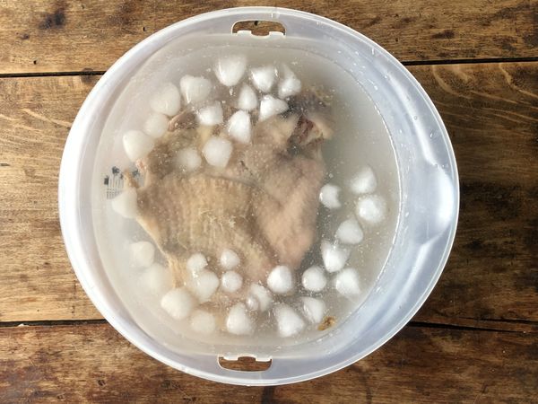 雞腿排洗淨抹上少許鹽巴（份量外），置於蒸盤上，電鍋外鍋放一杯水蒸至跳起後悶20分鐘後取出，泡冷鹽水15分鐘（800ml冰開水加1茶匙鹽）撈起切塊備用後瀝乾水分備用。