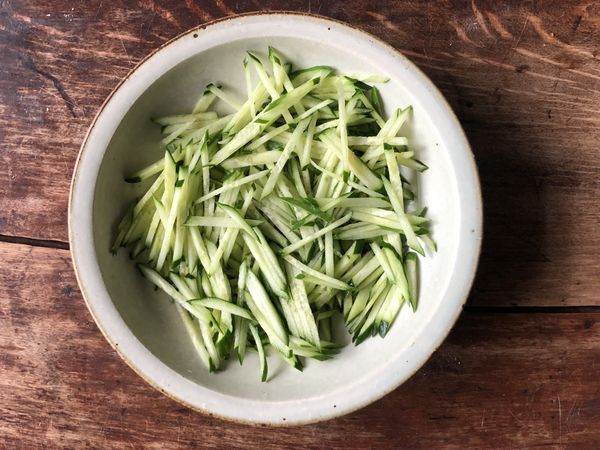 小黃瓜切絲舖盤底備用。