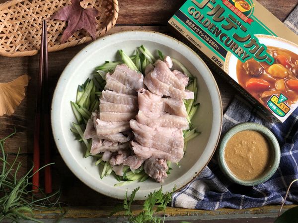 雞腿肉切薄片舖在備好的小黃瓜絲上，淋上咖哩芝麻醬，撒上少許白芝麻就完成囉！