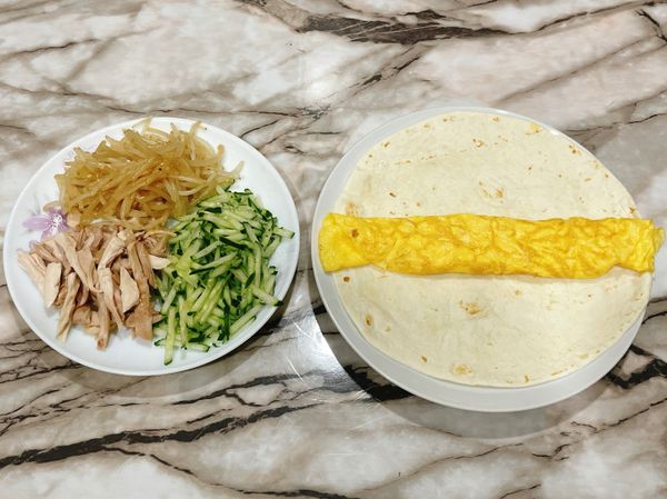 墨西哥餅皮煎熱一下，
豆芽菜燙過調味（醬油、香油、胡椒鹽、芝麻）
雞肉醃過再燙過後剝成絲，
小黃瓜成絲，
蛋煎好捲起來。