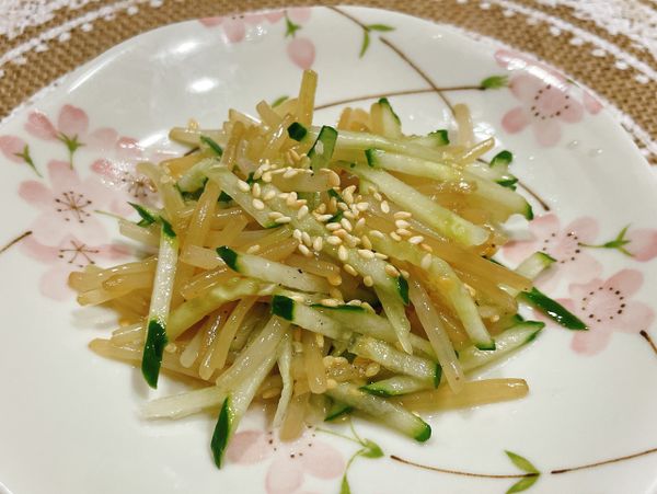 剩的豆芽跟小黃瓜拌在一起也是一道涼菜唷。