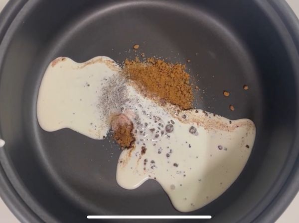 將二砂糖、黑糖、鹽和鮮奶油放入鍋中，煮約3~5分鐘。

詳細作法請見：
https://youtu.be/rTN0PuntFNY