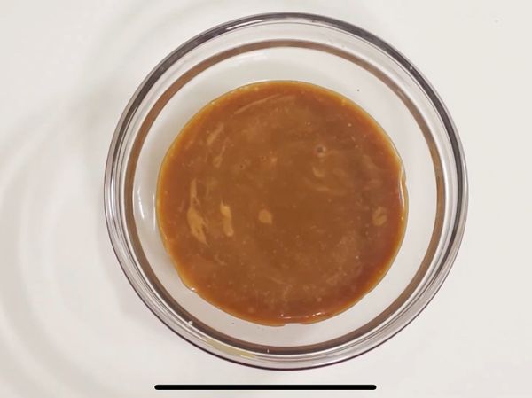 將煮好的焦糖醬15克放到碗中備用，其餘的裝入三明治袋備用。

詳細作法請見：
https://youtu.be/rTN0PuntFNY