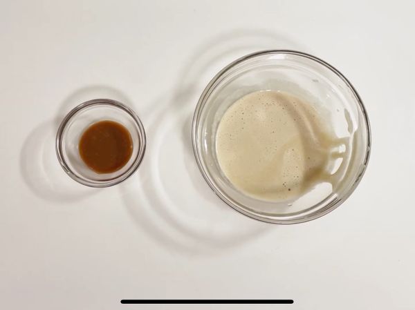 將蛋白、冰糖粉放入碗中略為打發，再加入低筋麵粉拌勻。

詳細作法請見：
https://youtu.be/rTN0PuntFNY