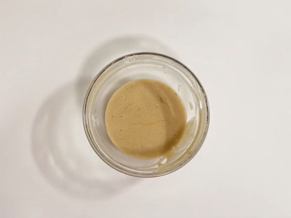 將15克焦糖醬加入打好的蛋白霜裡拌勻。

詳細作法請見：
https://youtu.be/rTN0PuntFNY