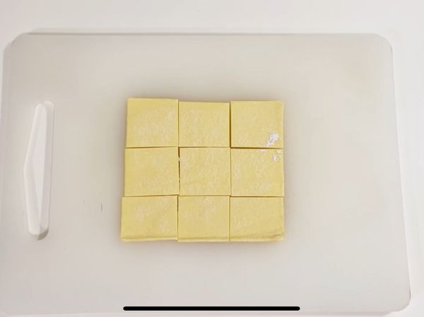 將每片酥皮切成9塊正方形。

詳細作法請見：
https://youtu.be/rTN0PuntFNY